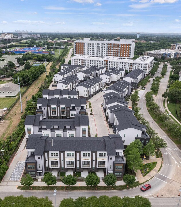 Villas at Fiori in Addison, TX - Foto de edificio