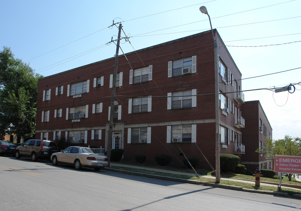 Plaza Fountain Apartments in Kansas City, MO - Building Photo