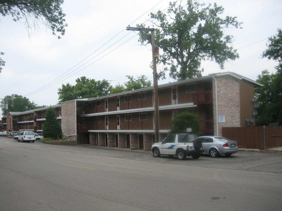 River Park Apartments in Carpentersville, IL - Building Photo