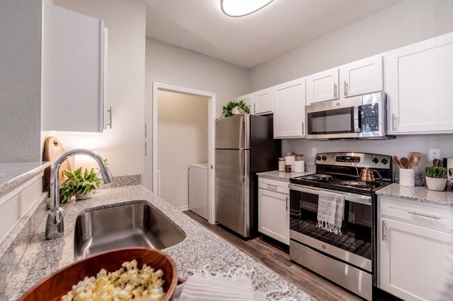 The Village on Spring Mill in Carmel, IN - Foto de edificio - Building Photo