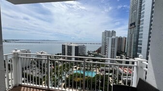 185 SE 14th Ter in Miami, FL - Building Photo