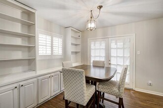 6015 Valley Forge Dr in Houston, TX - Building Photo - Building Photo