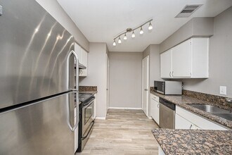 2211 S Kirkwood Rd in Houston, TX - Foto de edificio - Building Photo