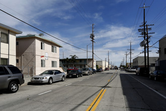 211-221 W. G St. in Wilmington, CA - Foto de edificio - Building Photo