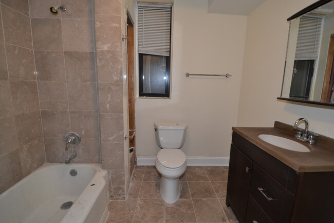 2031 Moffat W St, Unit 2 in Chicago, IL - Building Photo - Building Photo