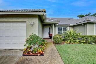 5075 Marina Cir in Boca Raton, FL - Building Photo - Building Photo