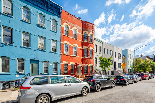 142 Grove St in Brooklyn, NY - Foto de edificio - Building Photo