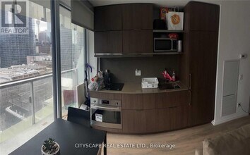 197 Yonge St in Toronto, ON - Building Photo - Building Photo