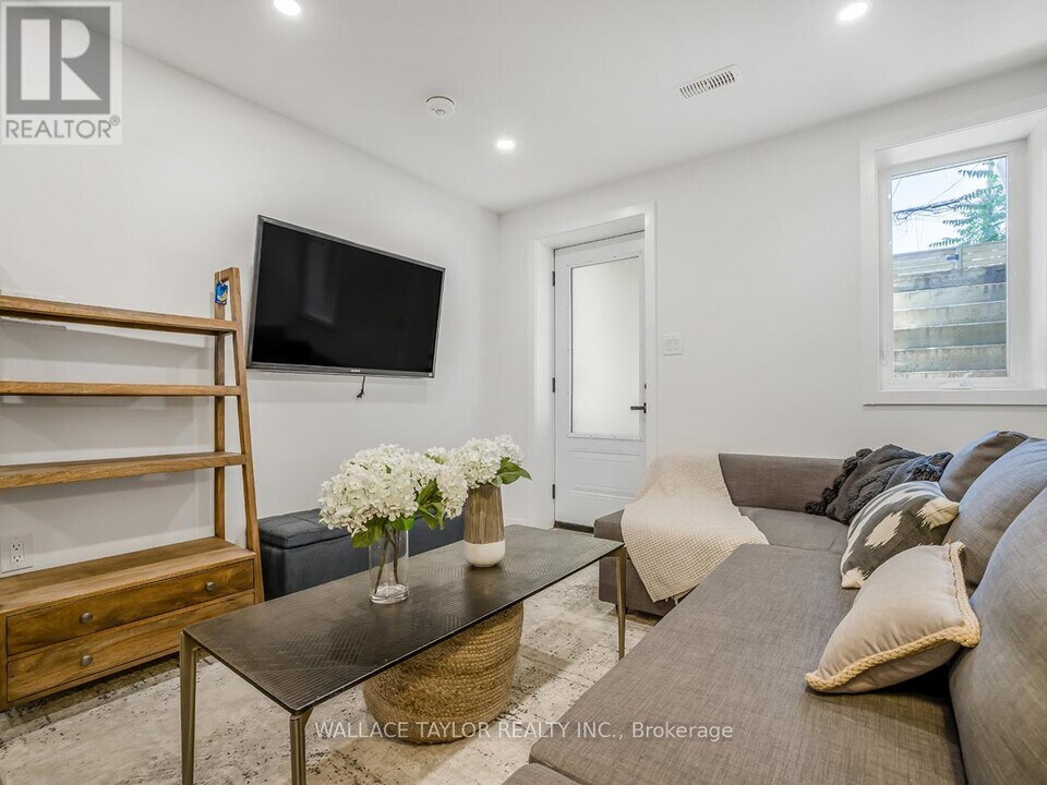 193 Perth Ave in Toronto, ON - Building Photo