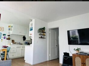 236 La Verne Ave, Unit A in Long Beach, CA - Building Photo - Building Photo