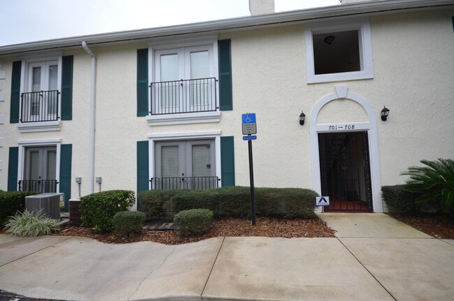 property at 13715 Richmond Park Dr N