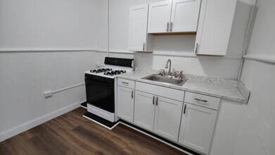 2001 Larkins Wy in Pittsburgh, PA - Building Photo - Building Photo