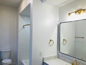 104 E North Ave, Unit 2 in Pittsburgh, PA - Foto de edificio - Building Photo