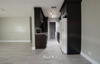 7610 SW 10th St-Unit -2 in North Lauderdale, FL - Foto de edificio - Building Photo