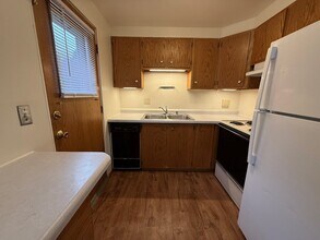 2414 Brentwood Pky, Unit #A in Madison, WI - Foto de edificio - Building Photo