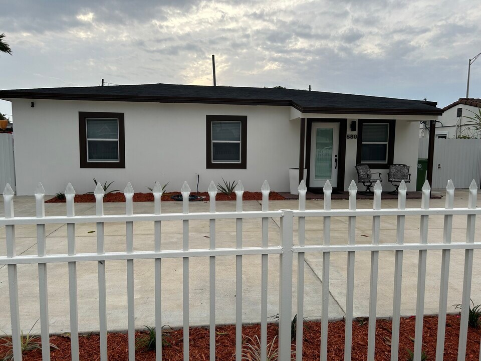 680 E 8th Ave in Hialeah, FL - Building Photo