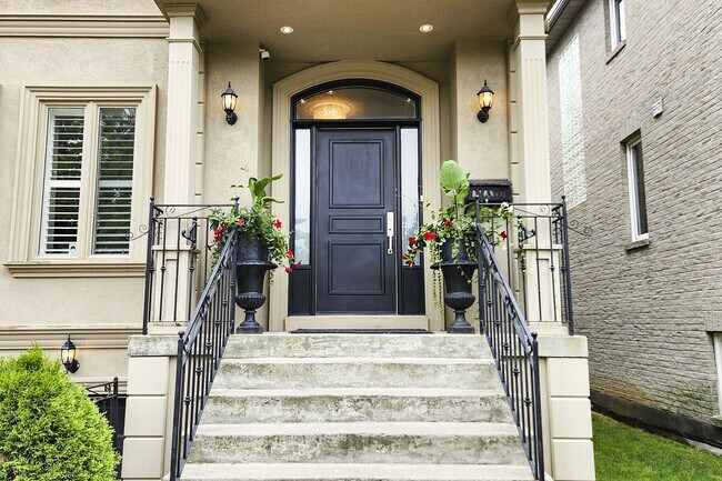 567 Melrose Ave in Toronto, ON - Building Photo - Building Photo