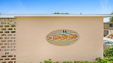 211 Circle Dr in Cape Canaveral, FL - Foto de edificio - Building Photo