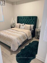 123 Maurice Dr in Oakville, ON - Building Photo - Building Photo