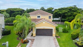 1012 Tupelo Way in Weston, FL - Building Photo