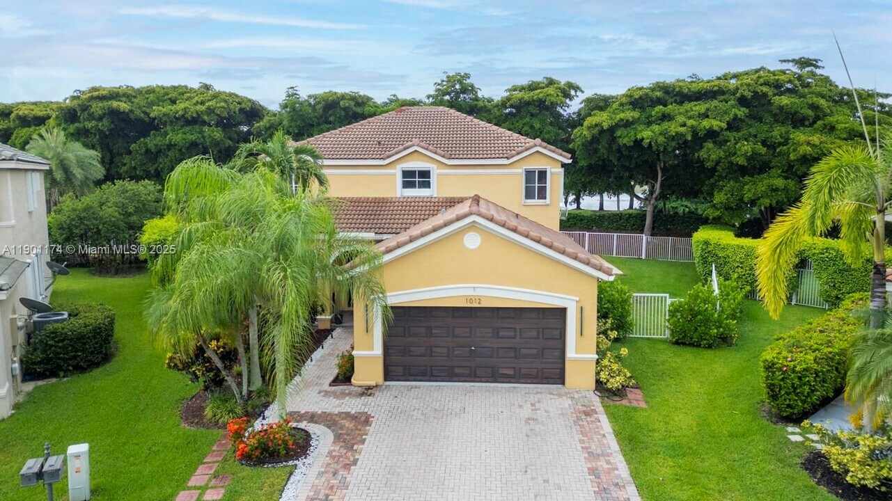 1012 Tupelo Way in Weston, FL - Building Photo