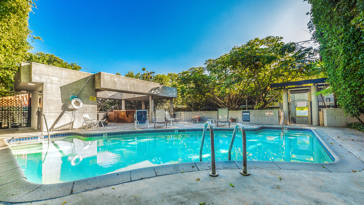 Enclave Apartments in Los Angeles, CA - Building Photo