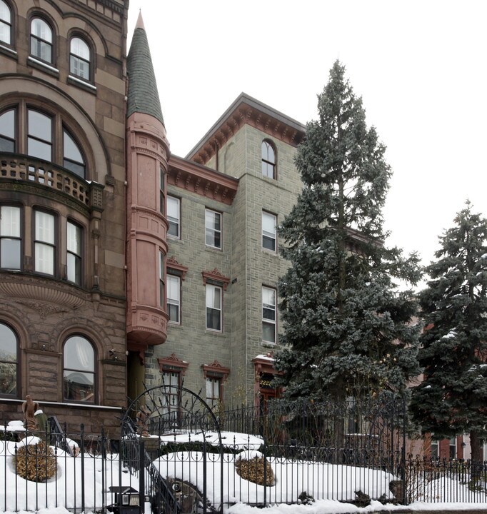 2222 Green St in Philadelphia, PA - Building Photo