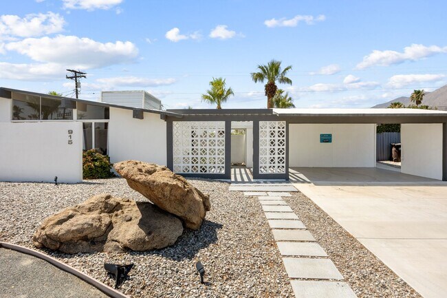 915 E Racquet Club Rd in Palm Springs, CA - Building Photo - Building Photo