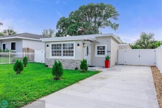 101 NW 27th Terrace in Fort Lauderdale, FL - Foto de edificio - Building Photo