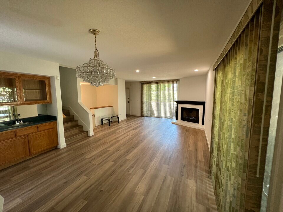 21930 Marylee St in Woodland Hills, CA - Foto de edificio