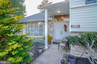 245 Barclay Cir in Cheltenham, PA - Building Photo - Building Photo