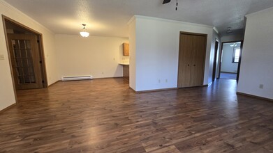 202 Hudson Ave, Unit 1 in Marshall, MN - Foto de edificio - Building Photo