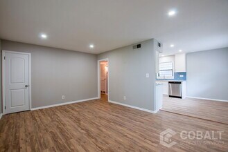 886 St Charles Ave NE in Atlanta, GA - Foto de edificio - Building Photo