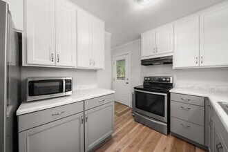 398 Highland Park Rd in East Flat Rock, NC - Building Photo - Building Photo