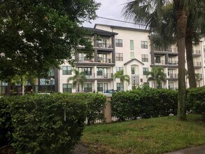 634 Cohen Way in Sarasota, FL - Foto de edificio - Building Photo