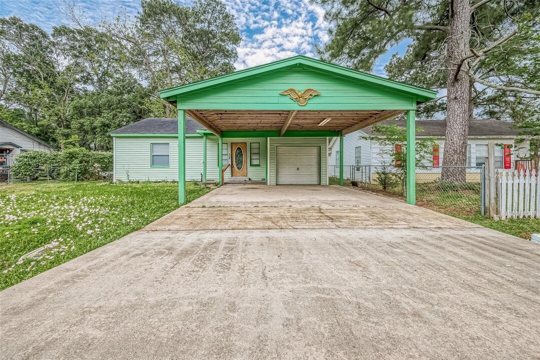 1719 W Sealy St in Alvin, TX - Building Photo