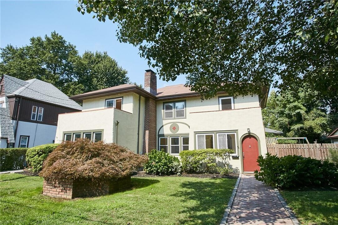 44 Chester Pl in New Rochelle, NY - Building Photo