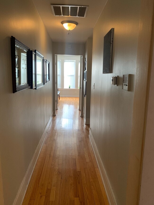 651 E 50th Pl, Unit 3W