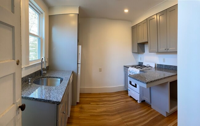 17 Jersey St., Unit #2 Second floor in Marblehead, MA - Building Photo - Building Photo