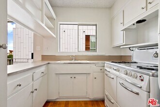 941 N San Vicente Blvd, Unit 11 in West Hollywood, CA - Foto de edificio - Building Photo