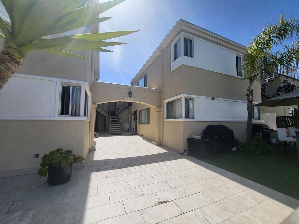 729 Ensenada Ct in San Diego, CA - Foto de edificio