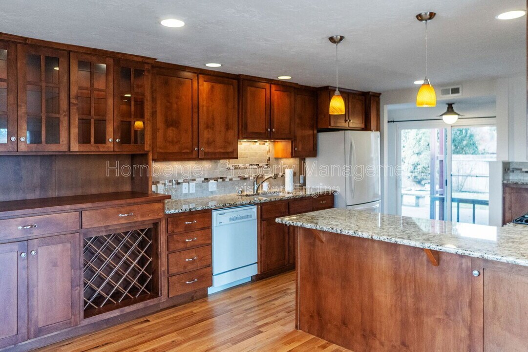 1003 W Eastmont Way in Spokane, WA - Building Photo