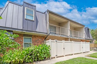 Hampton Court Apartments in Baton Rouge, LA - Building Photo