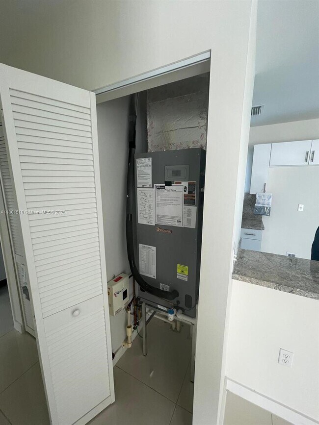 2121 NW 72nd St in Miami, FL - Building Photo - Building Photo