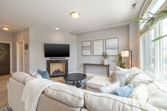 711 W Grand Ave, Unit 404 in Chicago, IL - Building Photo - Building Photo