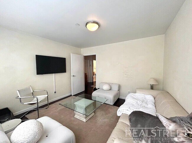 3 bed 1 bath | Dishwasher + Laundry | Incredible Location! in Brooklyn, NY - Building Photo - Building Photo