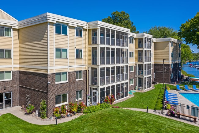 Bayview Apartments in Spring Park, MN - Foto de edificio - Building Photo