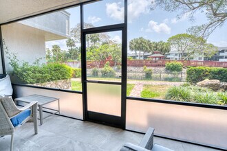 600 Neapolitan Way in Naples, FL - Foto de edificio - Building Photo