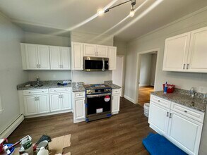 224 Park Ave, Unit 1 in Cranston, RI - Foto de edificio - Building Photo