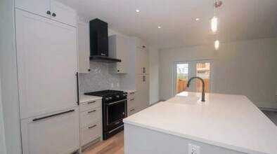 525 2nd St E in North Vancouver, BC - Building Photo - Building Photo